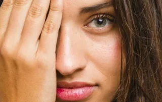 Pourquoi les paupières "tombent" avec l'âge